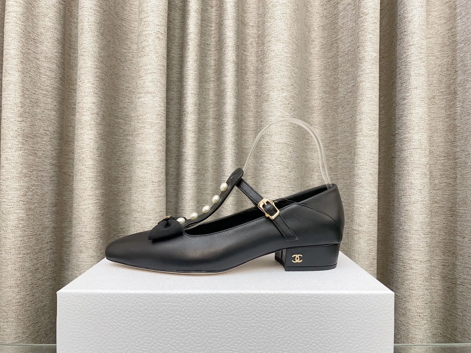 👟👟Ex-factory price 620👟👟 25Ss new spring and summer Chanel small fragrant pearl bow Mary Jane shoes. The cute bow decoration is playful and elegant ~ the upper is decorated with pearls, full of exquisiteness, and you can walk properly and beautifully! It's 100% sweet and so beautiful that you can't take your eyes away. It's comfortable and not tiring for your feet. It lengthens your leg lines! Have beauty and wear it with your own style and attitude! Upper: Lambskin Lining: Lambskin lining Sole: Italian genuine leather sole Size: 35-39 (40, 41 customizations are not returnable)